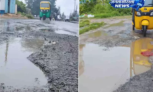 मानसून ने खोली सिविक व्यवस्था की पोल, हैदराबाद की सड़कें टूटीं मानसून ने खोली सिविक व्यवस्था की पोल, हैदराबाद की सड़कें टूटीं