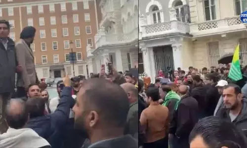 UK में पाक वाणिज्य दूतावास के बाहर विरोध प्रदर्शन
