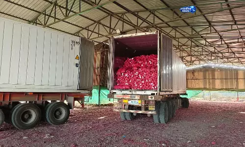 NAFED प्याज़ खरीद प्रक्रिया पर किसानों की नाराज़गी, ग्रेडिंग और रिजेक्शन से बढ़ी परेशानी NAFED प्याज़ खरीद प्रक्रिया पर किसानों की नाराज़गी, ग्रेडिंग और रिजेक्शन से बढ़ी परेशानी