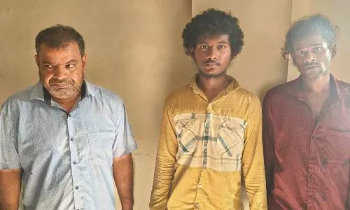 बाप-बेटे ने खम्हारडीह के गोल्डन होम्स में किया था चोरी, तीन गिरफ्तार बाप-बेटे ने खम्हारडीह के गोल्डन होम्स में किया था चोरी, तीन गिरफ्तार