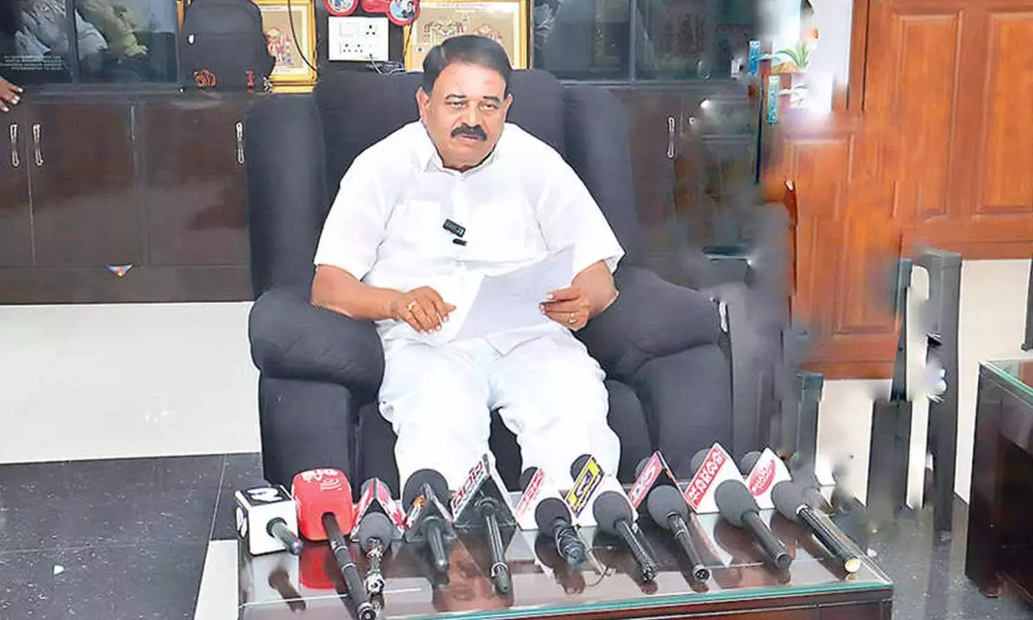 रघुनाथ रेड्डी ने YSRCP की आलोचनाओं का जवाब दिया और डायरेक्ट बेनिफिट पेमेंट की जानकारी दी रघुनाथ रेड्डी ने YSRCP की आलोचनाओं का जवाब दिया और डायरेक्ट बेनिफिट पेमेंट की जानकारी दी