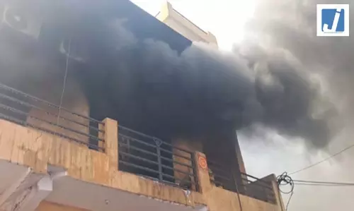 केमिकल गोदाम में भीषण आग, घंटों की मशक्कत के बाद काबू केमिकल गोदाम में भीषण आग, घंटों की मशक्कत के बाद काबू