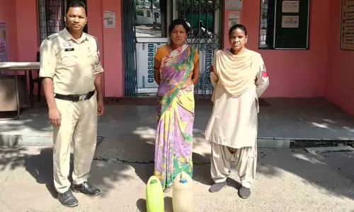 5 लीटर महुआ शराब के साथ महिला आरोपी गिरफ्तार 5 लीटर महुआ शराब के साथ महिला आरोपी गिरफ्तार