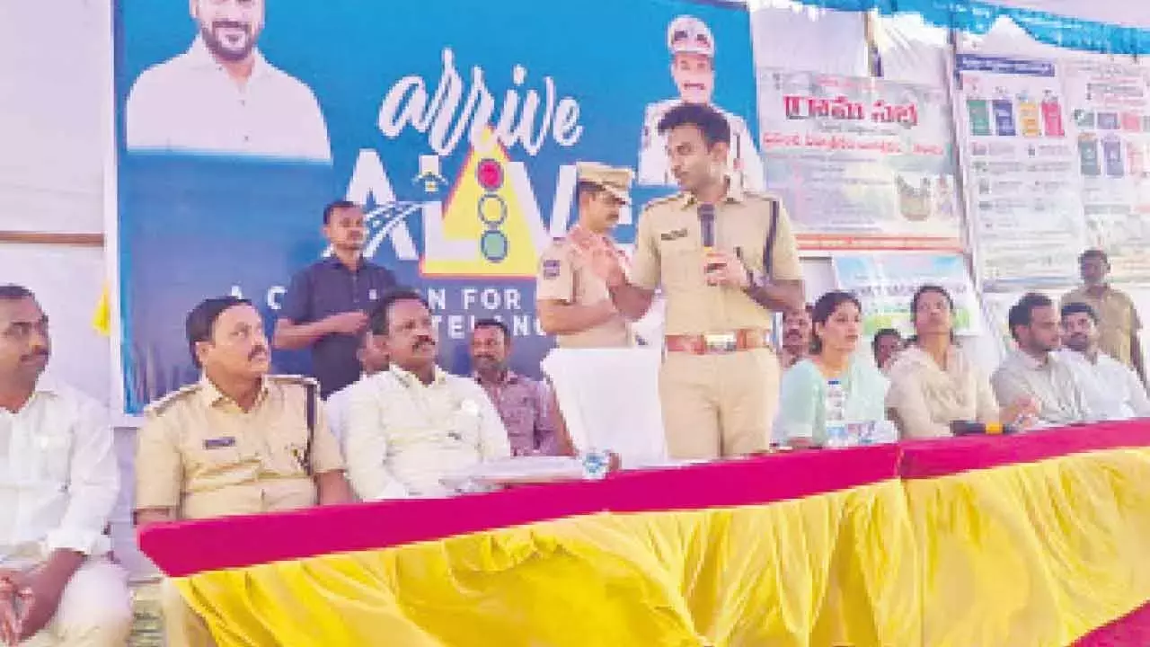 Telangana: गुडूर में SP की अगुवाई में हेलमेट सुरक्षा और नशा-विरोधी जागरूकता अभियान चलाया गया Telangana: गुडूर में SP की अगुवाई में हेलमेट सुरक्षा और नशा-विरोधी जागरूकता अभियान चलाया गया