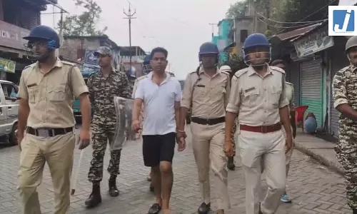 TMC के पुष्पा की निकाली परेड, पुलिस ने जहांगीर खान को हाफ पैंट में घुमाया TMC के पुष्पा की निकाली परेड, पुलिस ने जहांगीर खान को हाफ पैंट में घुमाया