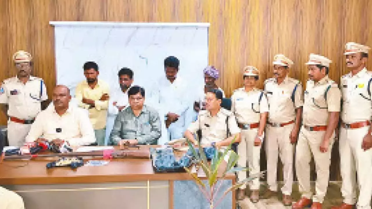 Telangana: अमराबाद टाइगर रिज़र्व में घूमते हुए चार शिकारी पकड़े गए Telangana: अमराबाद टाइगर रिज़र्व में घूमते हुए चार शिकारी पकड़े गए