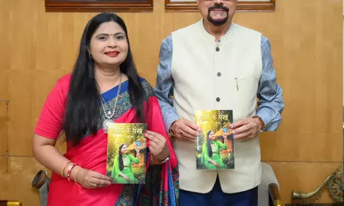 राज्यपाल डेका से लेखिका अग्रवाल ने की मुलाकात राज्यपाल डेका से लेखिका अग्रवाल ने की मुलाकात