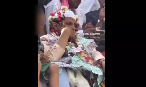 बुलडोजर पर सवार होकर दुल्हन लेने निकला दूल्हा, हवा में उड़ाए सिगरेट के छल्ले, हुआ ये एक्शन