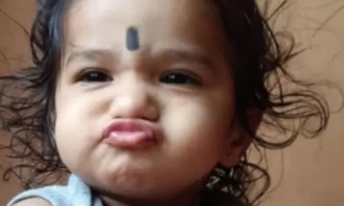 Karnataka: माँ की गोद में ले जाए जा रहे बच्चे पर नारियल गिरने से मौत Karnataka: माँ की गोद में ले जाए जा रहे बच्चे पर नारियल गिरने से मौत