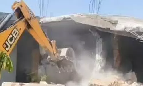 Jammu: नशा कारोबार के खिलाफ सख्त कार्रवाई, मकान गिराया गया Jammu: नशा कारोबार के खिलाफ सख्त कार्रवाई, मकान गिराया गया
