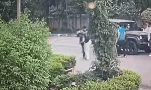 Gurugram: दिल्ली पुलिसकर्मी पर एक्स गर्लफ्रेंड के साथ मारपीट करने का आरोप Gurugram: दिल्ली पुलिसकर्मी पर एक्स गर्लफ्रेंड के साथ मारपीट करने का आरोप