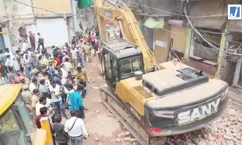 दालमंडी बाजार में चला ध्वस्तीकरण अभियान, प्रशासन की बड़ी कार्रवाई दालमंडी बाजार में चला ध्वस्तीकरण अभियान, प्रशासन की बड़ी कार्रवाई