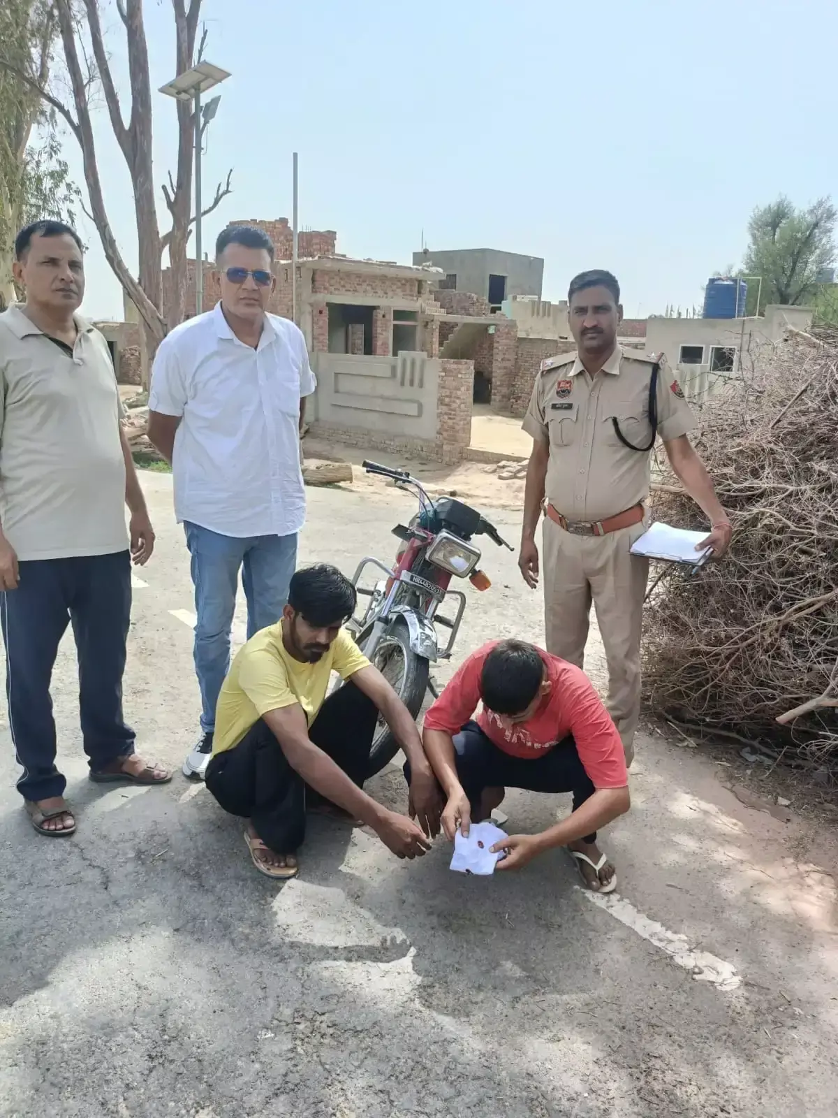 Sirsa: ड्रग्स नेटवर्क पर कार्रवाई, आठ नशा तस्कर पुलिस के हत्थे चढ़े Sirsa: ड्रग्स नेटवर्क पर कार्रवाई, आठ नशा तस्कर पुलिस के हत्थे चढ़े