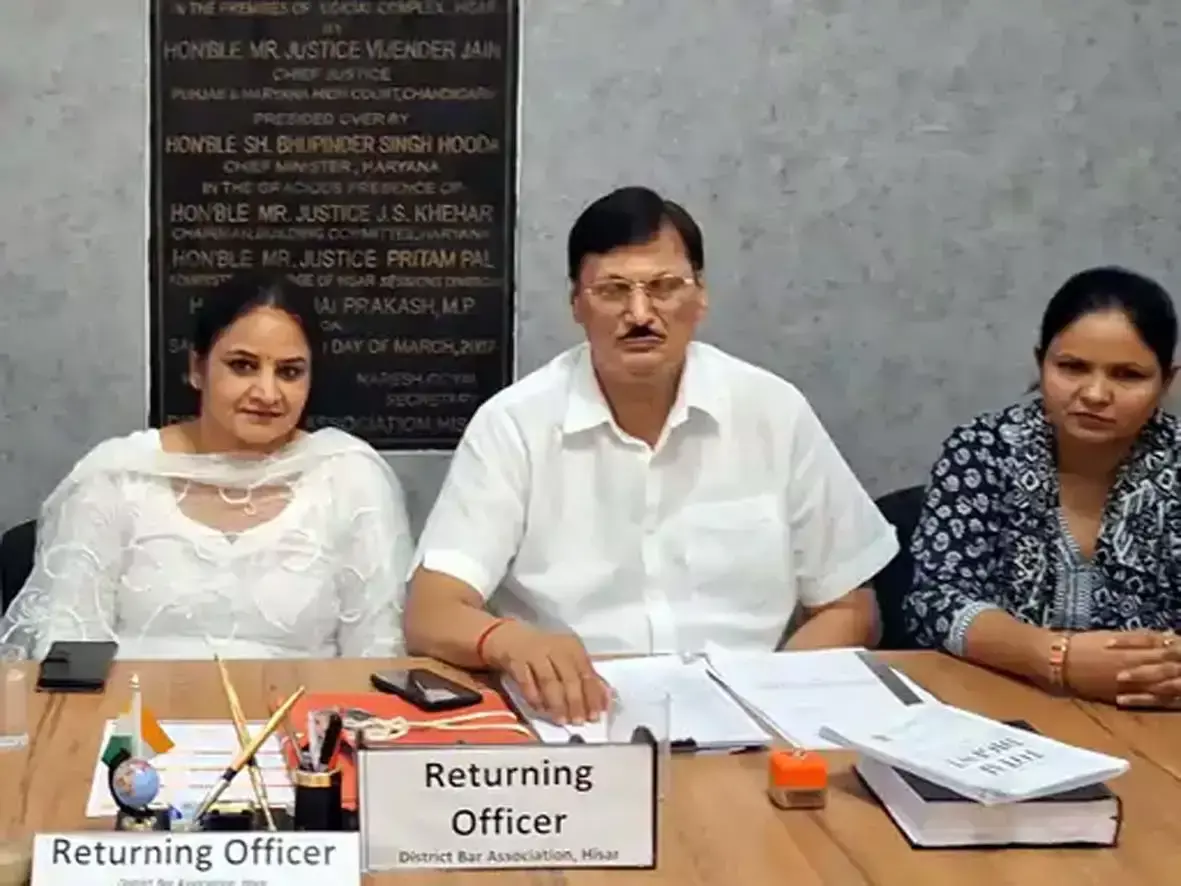 Hisar: बार काउंसिल ऑफ इंडिया ने दलीप जाखड़ को किया सस्पेंड, मचा हड़कंप Hisar: बार काउंसिल ऑफ इंडिया ने दलीप जाखड़ को किया सस्पेंड, मचा हड़कंप