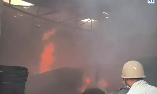 FIRE VIDEO: फर्नीचर गोदाम में भीषण आग, दमकल विभाग की टीमें आग बुझाने में जुटीं FIRE VIDEO: फर्नीचर गोदाम में भीषण आग, दमकल विभाग की टीमें आग बुझाने में जुटीं