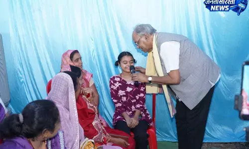 माइक लेकर जनता के बीच पहुंचे सांसद बृजमोहन, क्यों घर-घर नल लगे हैं कि नहीं? माइक लेकर जनता के बीच पहुंचे सांसद बृजमोहन, क्यों घर-घर नल लगे हैं कि नहीं?