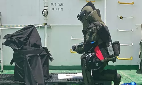 Indian Navy ने व्यापारी जहाज से मिसाइल वारहेड बरामद कर सुरक्षित निष्क्रिय किया Indian Navy ने व्यापारी जहाज से मिसाइल वारहेड बरामद कर सुरक्षित निष्क्रिय किया