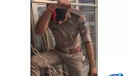 Surat के बहादुर पुलिसकर्मी ने एक व्यक्ति को बचाने के लिए सातवीं मंज़िल की बाहरी ग्रिल पर चढ़ाई की