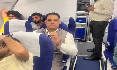 खराब मौसम का असर, दो उड़ानें नागपुर डायवर्ट, कई वीआईपी यात्री रहे सवार खराब मौसम का असर, दो उड़ानें नागपुर डायवर्ट, कई वीआईपी यात्री रहे सवार