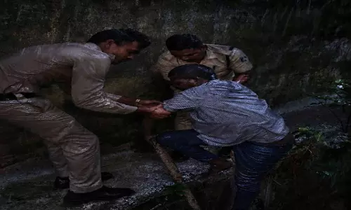 तेज बारिश के बीच गंज पुलिस बनी सहारा, नाले में गिरे अर्धविक्षिप्त व्यक्ति को सुरक्षित निकाला तेज बारिश के बीच गंज पुलिस बनी सहारा, नाले में गिरे अर्धविक्षिप्त व्यक्ति को सुरक्षित निकाला