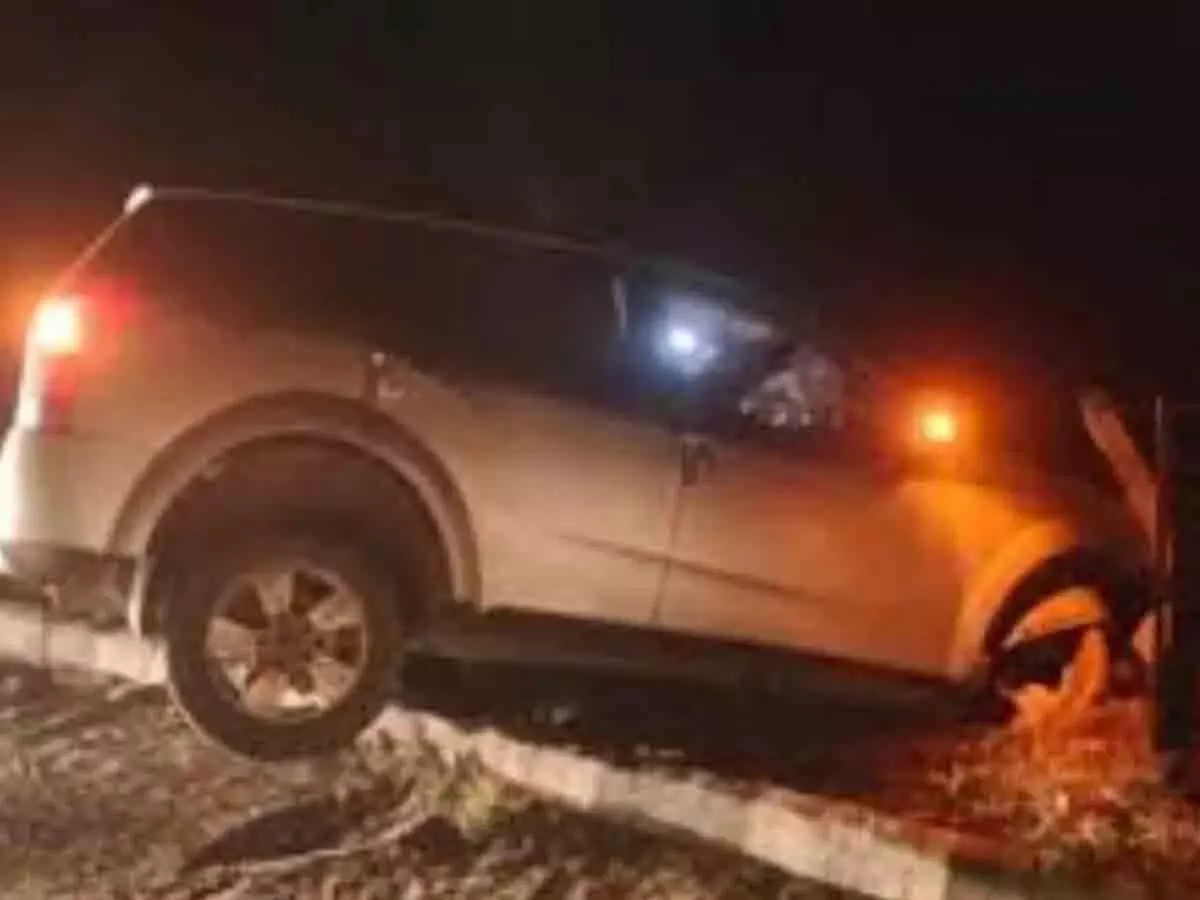 एक्सीडेंट जगह में उमड़ी थी भीड़, कार ने रौंदा, 4 की मौत एक्सीडेंट जगह में उमड़ी थी भीड़, कार ने रौंदा, 4 की मौत