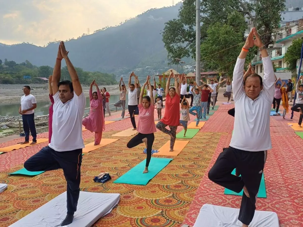 Pauri Garhwal: श्रीनगर के शारदा घाट पर योग का संदेश गूंजा Pauri Garhwal: श्रीनगर के शारदा घाट पर योग का संदेश गूंजा