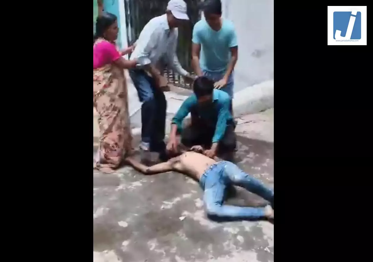 शिकायत करना पड़ा भारी: कुत्ते ने काटा सो अलग, पड़ोसियों ने बीच सड़क पर लात-घूंसों से कर दी धुनाई