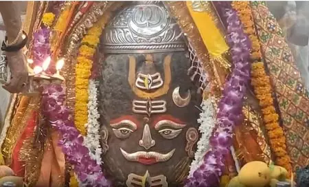 बाबा महाकाल का राजा स्वरूप में शृंगार, गूंजे जय श्री महाकाल के उद्घोष बाबा महाकाल का राजा स्वरूप में शृंगार, गूंजे जय श्री महाकाल के उद्घोष