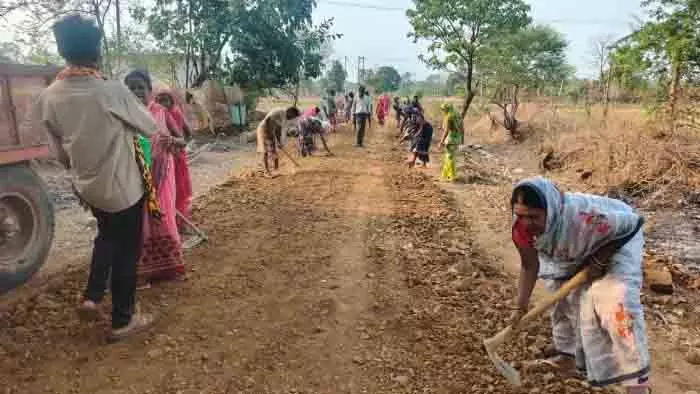 चंदा जुटाकर ग्रामीणों ने बनाई सड़क, 25 साल से प्रशासन के पास लगा रहे थे गुहार चंदा जुटाकर ग्रामीणों ने बनाई सड़क, 25 साल से प्रशासन के पास लगा रहे थे गुहार