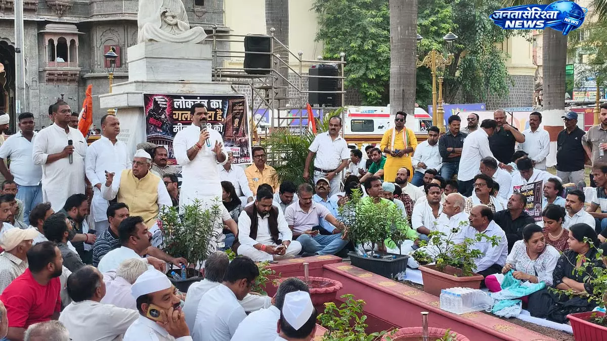 Meenakshi नटराजन का नामांकन रद्द होने पर कांग्रेस का राजवाड़ा में विरोध प्रदर्शन Meenakshi नटराजन का नामांकन रद्द होने पर कांग्रेस का राजवाड़ा में विरोध प्रदर्शन