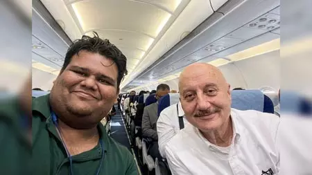 किसी के बारे में राय बनाने से पहले उसके बारे में जानना जरूरी, फ्लाइट में यात्री ने अनुपम खेर को दी सीख किसी के बारे में राय बनाने से पहले उसके बारे में जानना जरूरी, फ्लाइट में यात्री ने अनुपम खेर को दी सीख