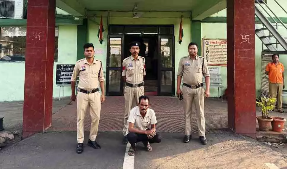 कत्तानुमा हथियार लहराने वाला आरोपी गिरफ्तार, सूचना पर पुलिस ने की त्वरित कार्रवाई कत्तानुमा हथियार लहराने वाला आरोपी गिरफ्तार, सूचना पर पुलिस ने की त्वरित कार्रवाई