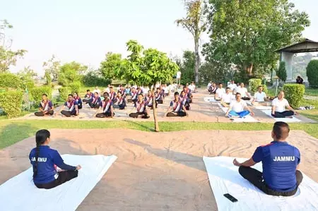 बीएसएफ जम्मू ने मनाया योग दिवस का पूर्वोत्सव, जवानों ने दिखाया उत्साह बीएसएफ जम्मू ने मनाया योग दिवस का पूर्वोत्सव, जवानों ने दिखाया उत्साह