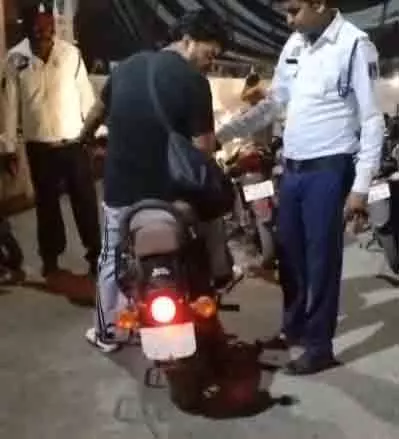 मॉडिफाई बुलेट साइलेंसर पर 5 हजार का जुर्माना, ट्रैफिक पुलिस की कार्रवाई मॉडिफाई बुलेट साइलेंसर पर 5 हजार का जुर्माना, ट्रैफिक पुलिस की कार्रवाई