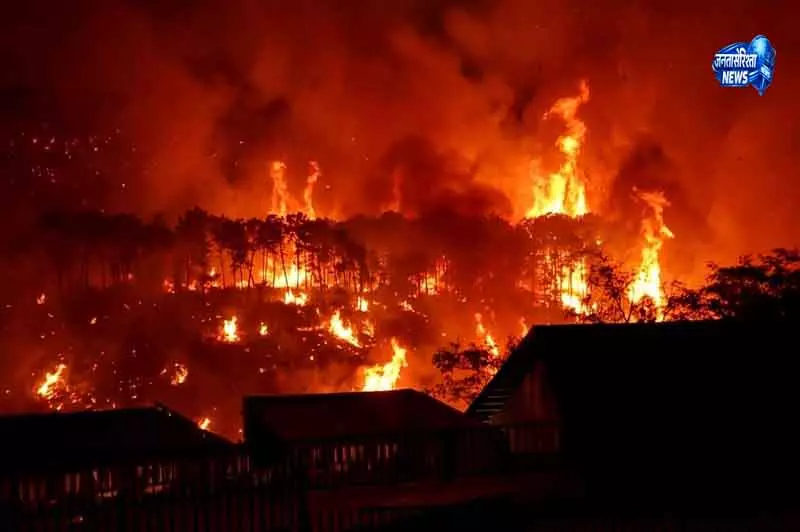 Dharamsala पहाड़ी इलाके में आग से हड़कंप, 350 श्रद्धालु सुरक्षित बाहर Dharamsala पहाड़ी इलाके में आग से हड़कंप, 350 श्रद्धालु सुरक्षित बाहर