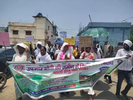 रांची: रिम्स-2 के निर्माण के विरोध में ग्रामीणों का मार्च, मुख्यमंत्री आवास से पहले पुलिस ने रोका रांची: रिम्स-2 के निर्माण के विरोध में ग्रामीणों का मार्च, मुख्यमंत्री आवास से पहले पुलिस ने रोका
