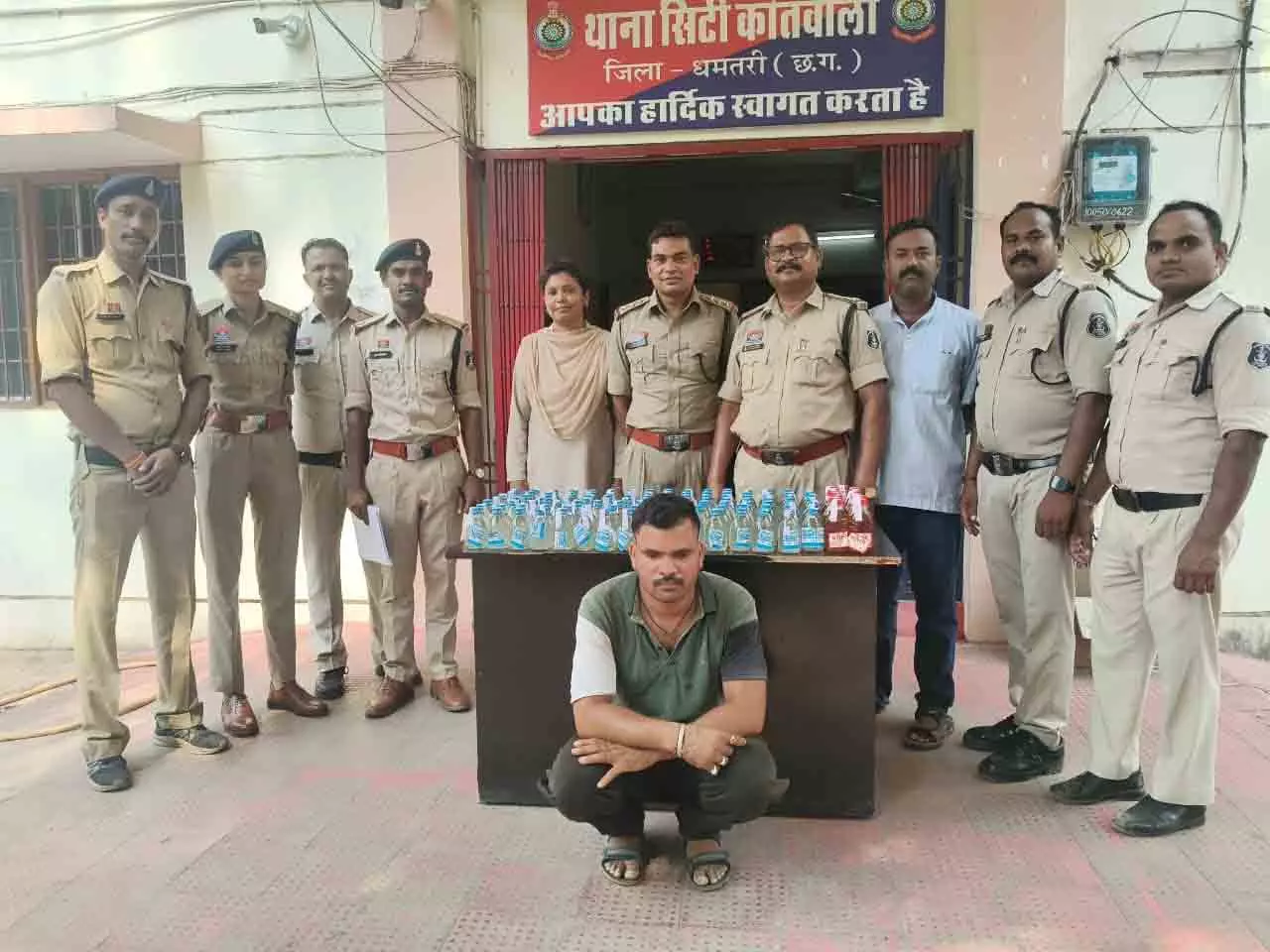 किराना दुकान की आड़ में चल रहे शराब कारोबार का भंडाफोड़, शहर भीतर धमतरी पुलिस को मिली सफलता किराना दुकान की आड़ में चल रहे शराब कारोबार का भंडाफोड़, शहर भीतर धमतरी पुलिस को मिली सफलता