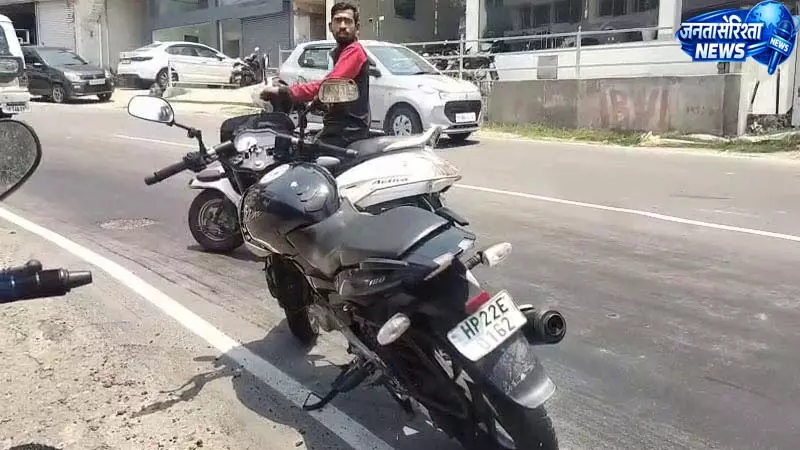 नेशनल हाईवे-103 पर फैल गया ईंजन ऑयल, स्किड हुई कई गाडिय़ां नेशनल हाईवे-103 पर फैल गया ईंजन ऑयल, स्किड हुई कई गाडिय़ां