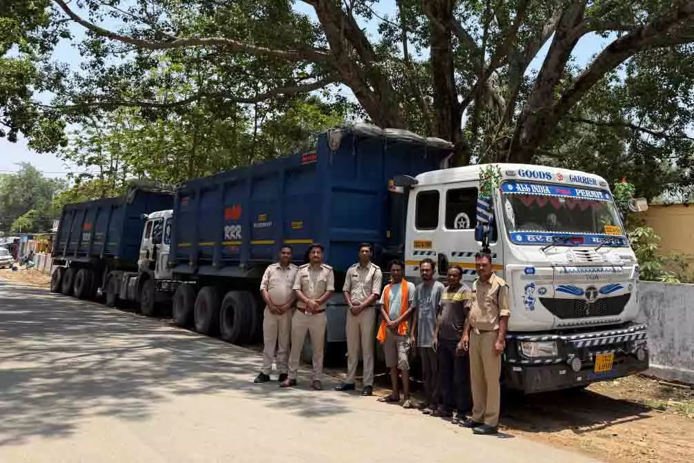 बिना अभिवहन पास चूना पत्थर गिट्टी से भरे 3 ट्रेलर जब्त बिना अभिवहन पास चूना पत्थर गिट्टी से भरे 3 ट्रेलर जब्त