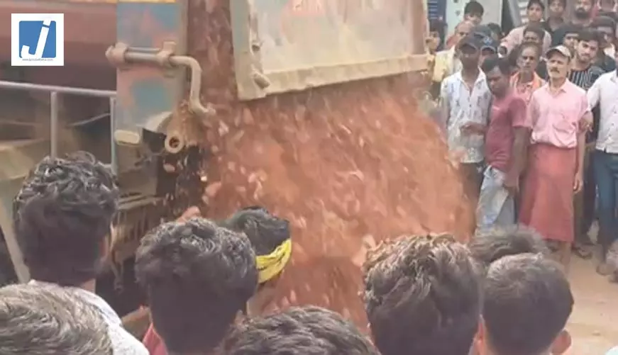 सड़क हादसे में छात्रा की मौत पर बवाल, ग्रामीणों ने पुलिस पर किया पथराव, वाहन क्षतिग्रस्त सड़क हादसे में छात्रा की मौत पर बवाल, ग्रामीणों ने पुलिस पर किया पथराव, वाहन क्षतिग्रस्त