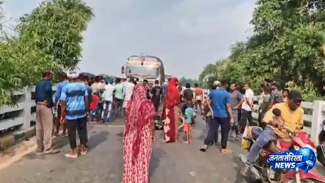 Balasore में बाइक पर ट्रक चढ़ने से गर्भवती महिला समेत तीन लोग गंभीर रूप से घायल Balasore में बाइक पर ट्रक चढ़ने से गर्भवती महिला समेत तीन लोग गंभीर रूप से घायल