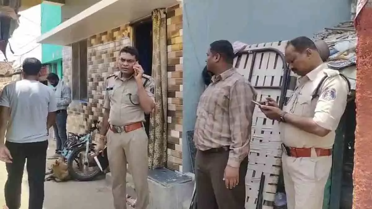 गौवंश काटने की सूचना पर शहर के गाड़ा पारा में बवाल, जांच शुरू गौवंश काटने की सूचना पर शहर के गाड़ा पारा में बवाल, जांच शुरू