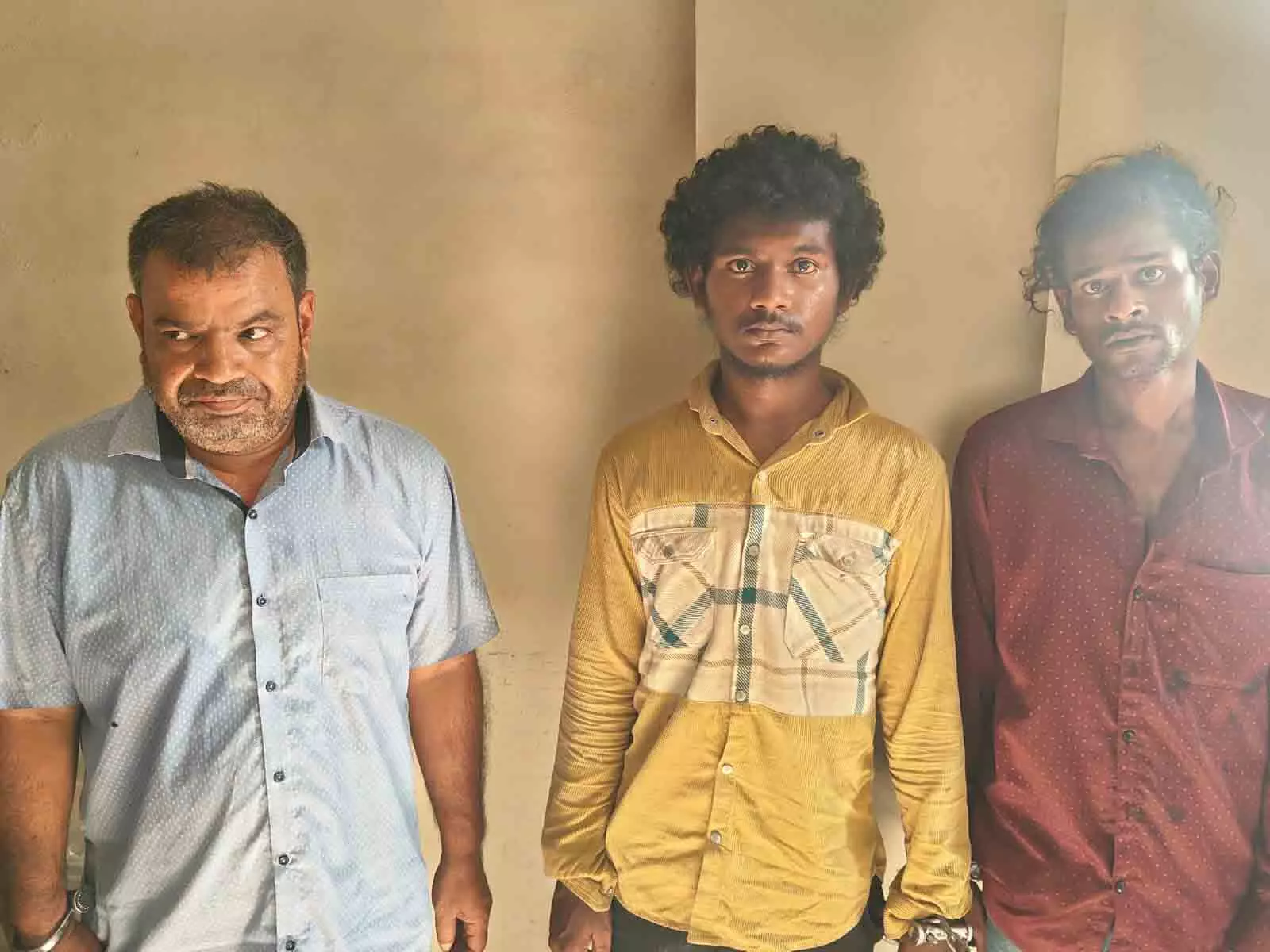 बाप-बेटे ने खम्हारडीह के गोल्डन होम्स में किया था चोरी, तीन गिरफ्तार बाप-बेटे ने खम्हारडीह के गोल्डन होम्स में किया था चोरी, तीन गिरफ्तार