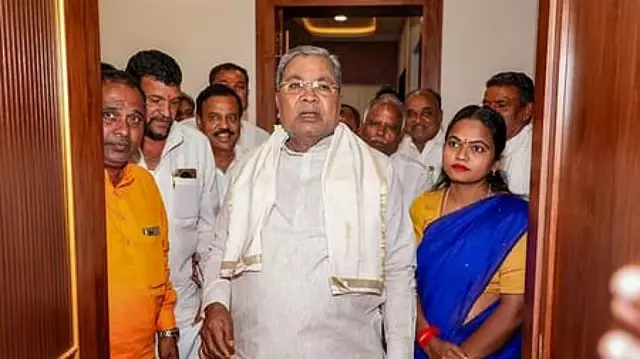 सिद्धारमैया ने CM पद छोड़ने से पहले कुरुबा समुदाय को दिया बड़ा तोहफ़ा, ₹71.85 करोड़ फंड जारी सिद्धारमैया ने CM पद छोड़ने से पहले कुरुबा समुदाय को दिया बड़ा तोहफ़ा, ₹71.85 करोड़ फंड जारी