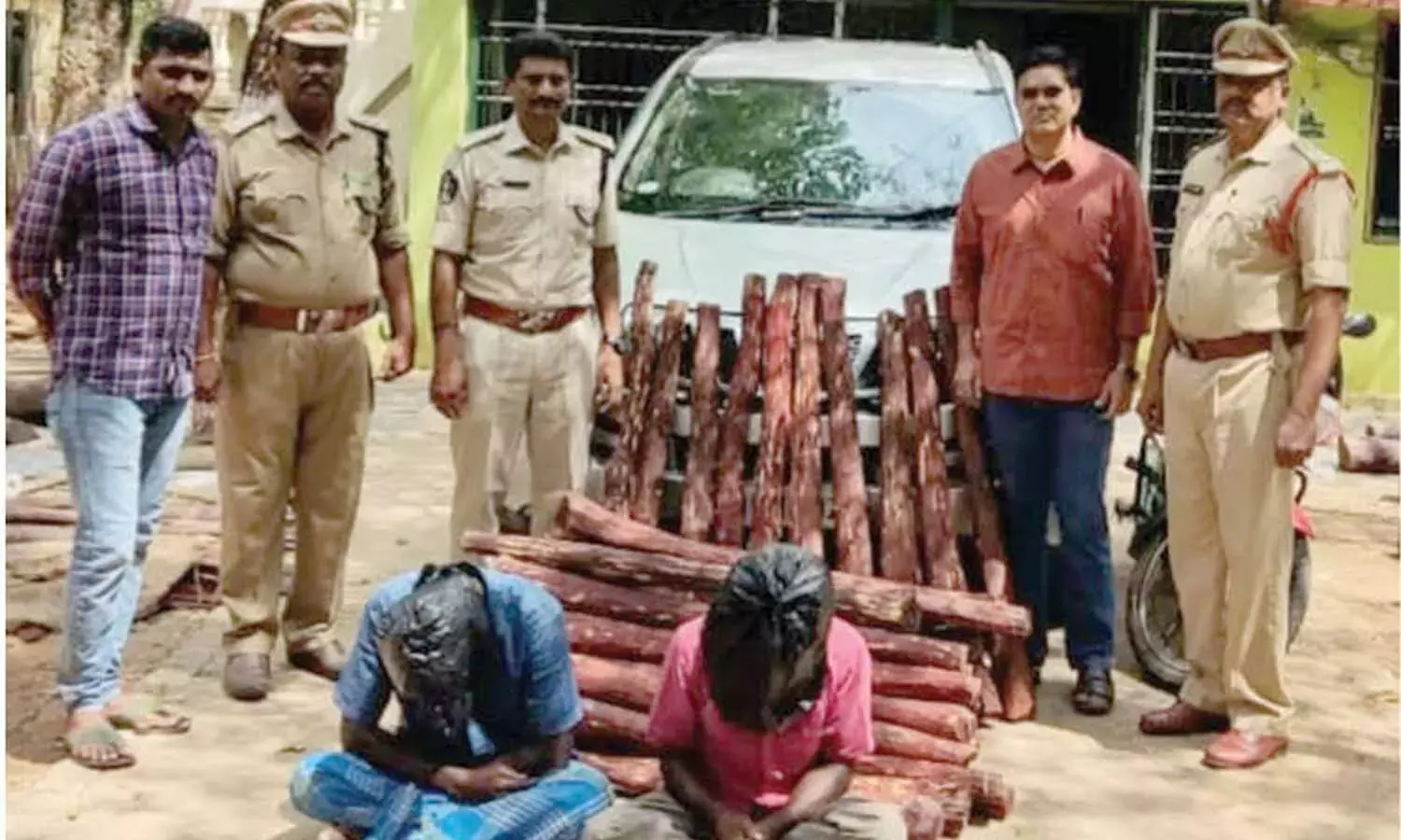 Andhra: 2 तस्कर गिरफ्तार, 77 RS लॉग ज़ब्त Andhra: 2 तस्कर गिरफ्तार, 77 RS लॉग ज़ब्त