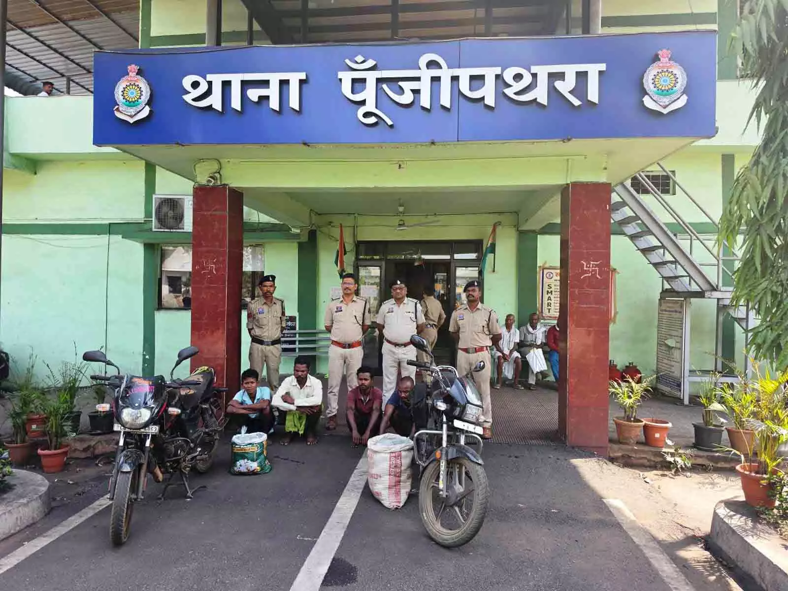 ऑपरेशन आघात के तहत 8 अलग-अलग मामलों में 10 आरोपी गिरफ्तार ऑपरेशन आघात के तहत 8 अलग-अलग मामलों में 10 आरोपी गिरफ्तार