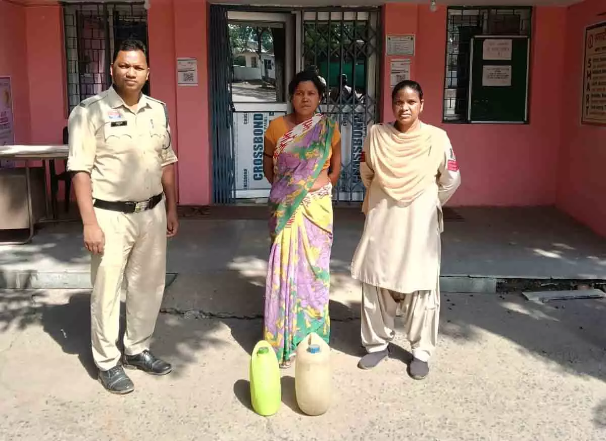 5 लीटर महुआ शराब के साथ महिला आरोपी गिरफ्तार 5 लीटर महुआ शराब के साथ महिला आरोपी गिरफ्तार
