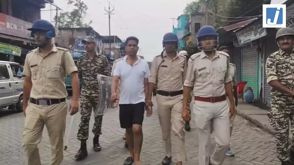 TMC के पुष्पा की निकाली परेड, पुलिस ने जहांगीर खान को हाफ पैंट में घुमाया TMC के पुष्पा की निकाली परेड, पुलिस ने जहांगीर खान को हाफ पैंट में घुमाया