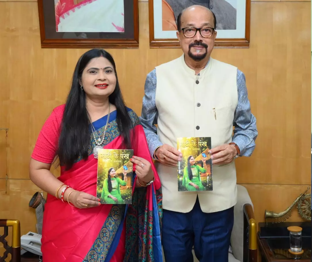 राज्यपाल डेका से लेखिका अग्रवाल ने की मुलाकात राज्यपाल डेका से लेखिका अग्रवाल ने की मुलाकात
