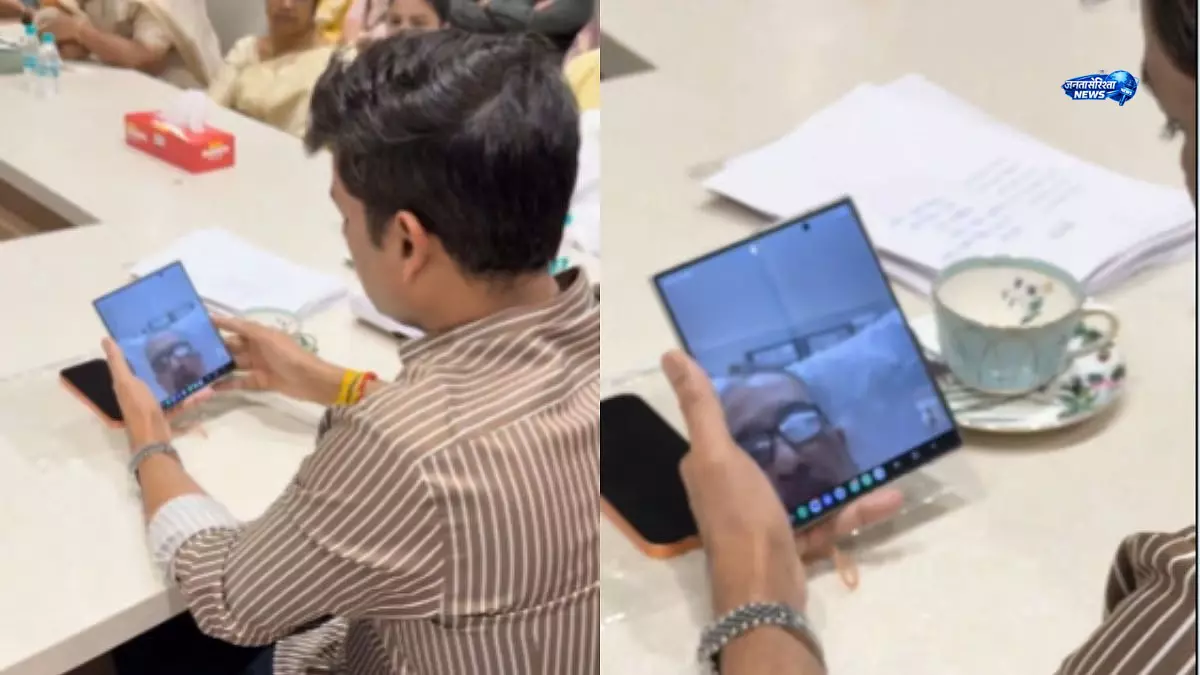 Thane : अस्पताल के बाहर बुजुर्ग से मारपीट मामले में श्रीकांत शिंदे ने वीडियो कॉल पर की बातचीत Thane : अस्पताल के बाहर बुजुर्ग से मारपीट मामले में श्रीकांत शिंदे ने वीडियो कॉल पर की बातचीत